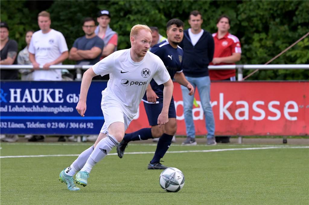 Welche Lüner Spieler haben am meisten überzeugt? Fabian Kowalski dribbelt mit dem Ball