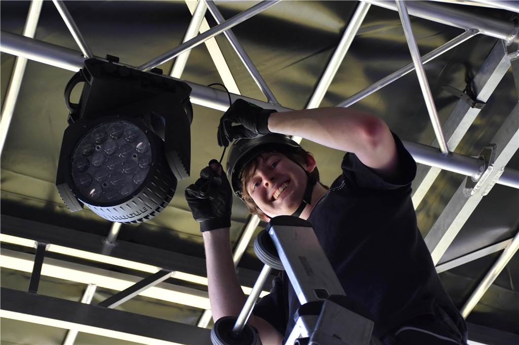 Fabian Kruse baut Scheinwerfer an.