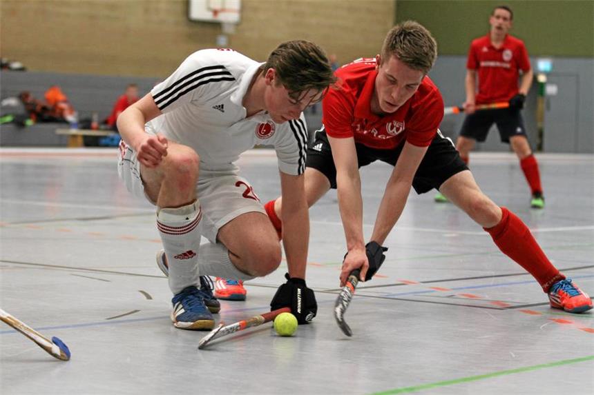 Hockeyabteilung des TV Werne rehabilitiert sich Fabian Lang (r.) versucht seinem Gegner den Ball abzunehmen. Dass sich Spieler mit den Schlägern verletzen, ist laut Bernd Heimann sehr selten. Das würde das Regelwerk unterbinden.