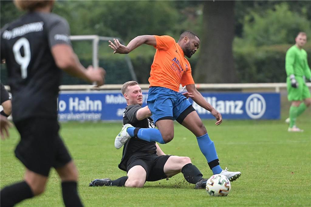 Die große Wechselbörse in der Kreisliga A1 Recklinghausen: Welche Spieler suchen neue Abenteuer? Fabian Ortmann (l.) wechselt von RW Erkenschwick zu BW Wulfen.