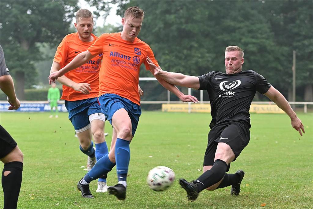 BW Wulfen präsentiert Neuzugang von RW Erkenschwick Fabian Ortmann grätscht den Ball weg.