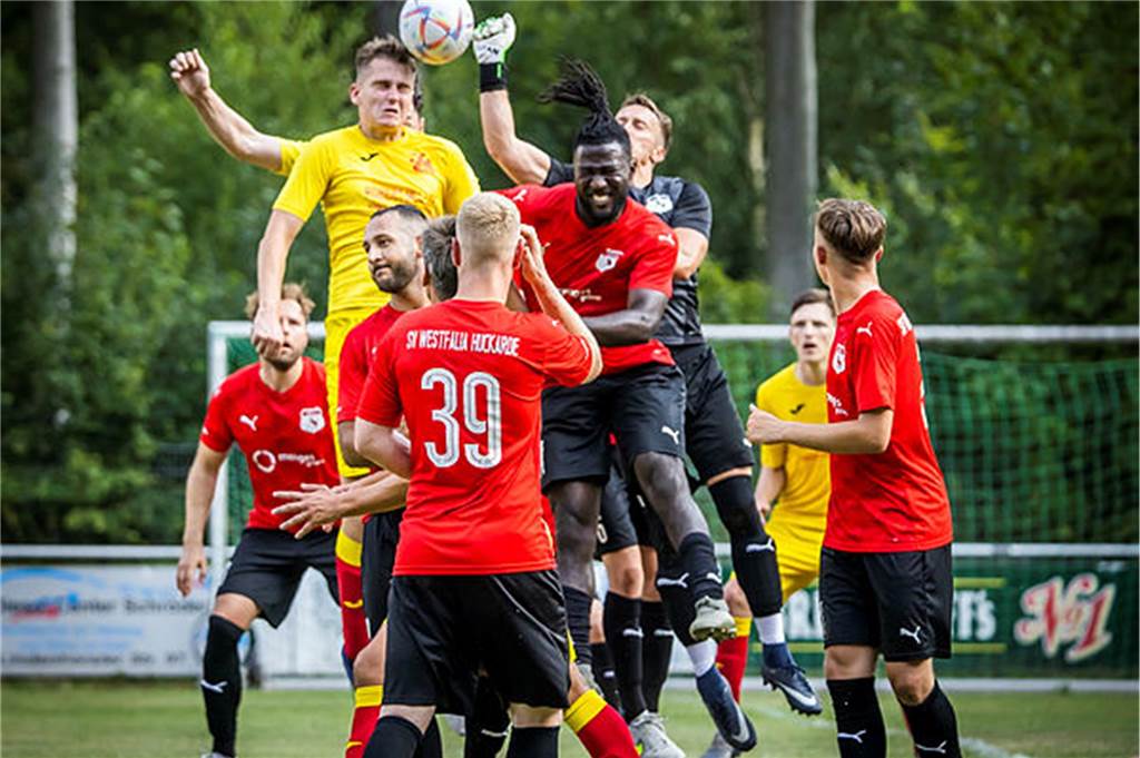 Dortmunder Bezirksligist läuft eigenen Erwartungen hinterher: Sportlicher Leiter ist genervt Fabian Ostermann, hier beim Kopfball, kam diese Saison aus der eigenen Jugend.