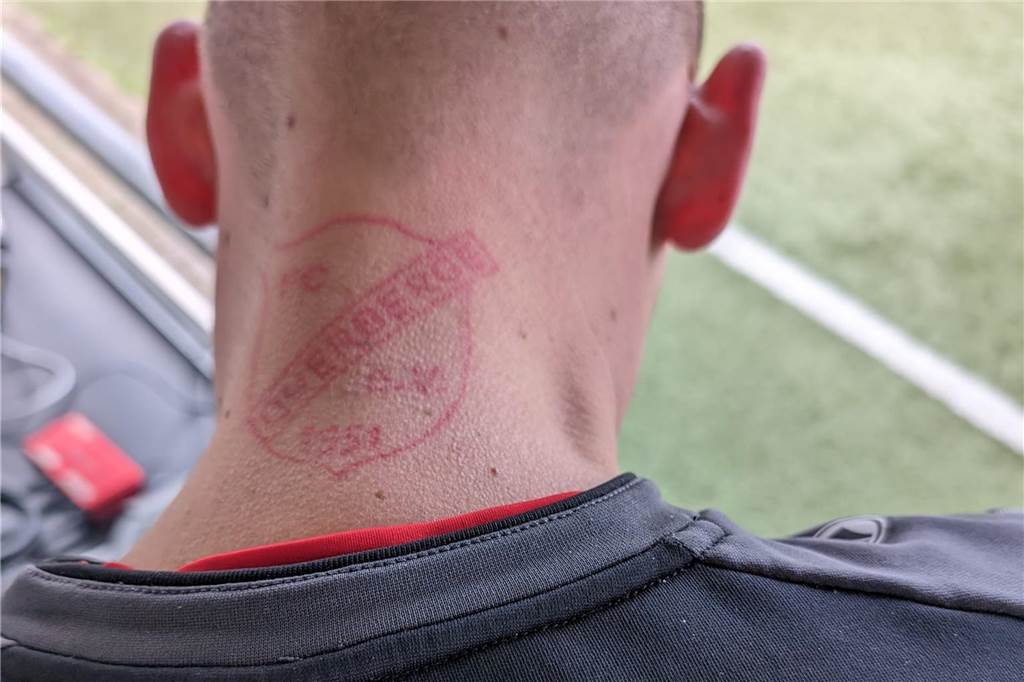 Vereinsliebe geht unter die Haut: Kreisligatorwart mit ultimativem Liebesbeweis Fabian Panne trägt den FC Overberge für immer im Nacken.