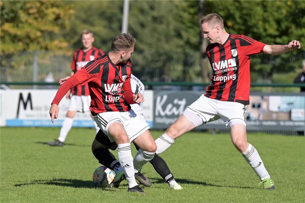 Fabian Reers (r.) und Germania Asbeck führen die C-Liga an.