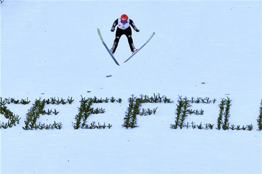 Siegesserie reißt bei Seefeld-Triple - Rießle Dritter Fabian Rießle beim Sprung in Seefeld. Foto: Kerstin Joensson