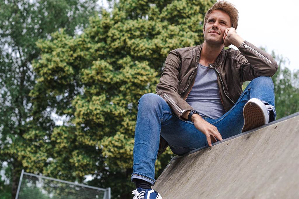 Schauspieler Fabian Rogall: Von der Theater-AG auf die großen Bühnen Fabian Rogall ist auf einer Half-Pipe für Skater.