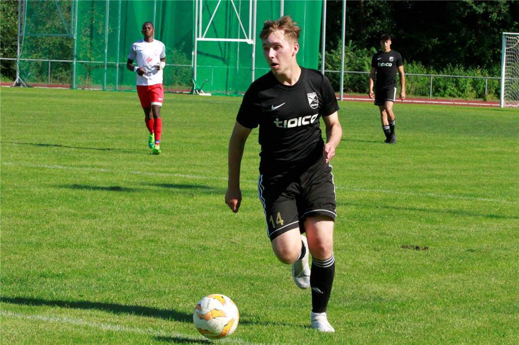 SV Stockum verpflichtet Fabian Schäfer und Kaan Bulut Fabian Schäfer führt den Ball am Fuß und sprintet dabei.