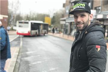 Fabian Schilberg (29) wohnt seit November in Castrop. Seinen Freundeskreis hat der Dortmunder aber schon seit vielen Jahren in der Stadt.