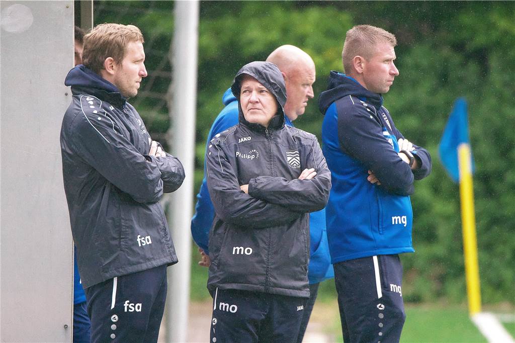 Überraschung in Flaesheim: Trainer Michael Onnebrink zieht sich vorerst zurück Fabian Schulte-Althoff (l.) übernimmt vorerst den Flaesheimer Trainerposten von Michael Onnebrink (M.), der sich eine Auszeit nimmt.