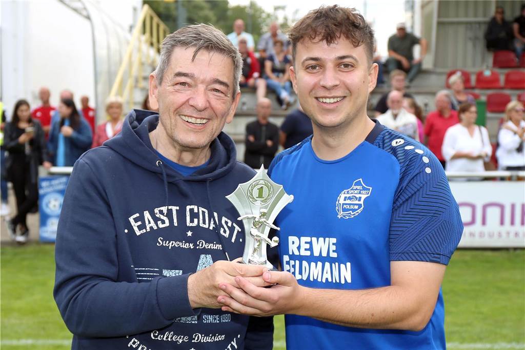 Kampf um die Krone in der Kreisliga B2: Aufstiegscoach Sven Berger sieht Chancen für Marler Klubs Fabian Sdzuy nimmt einen Preis entgegen.