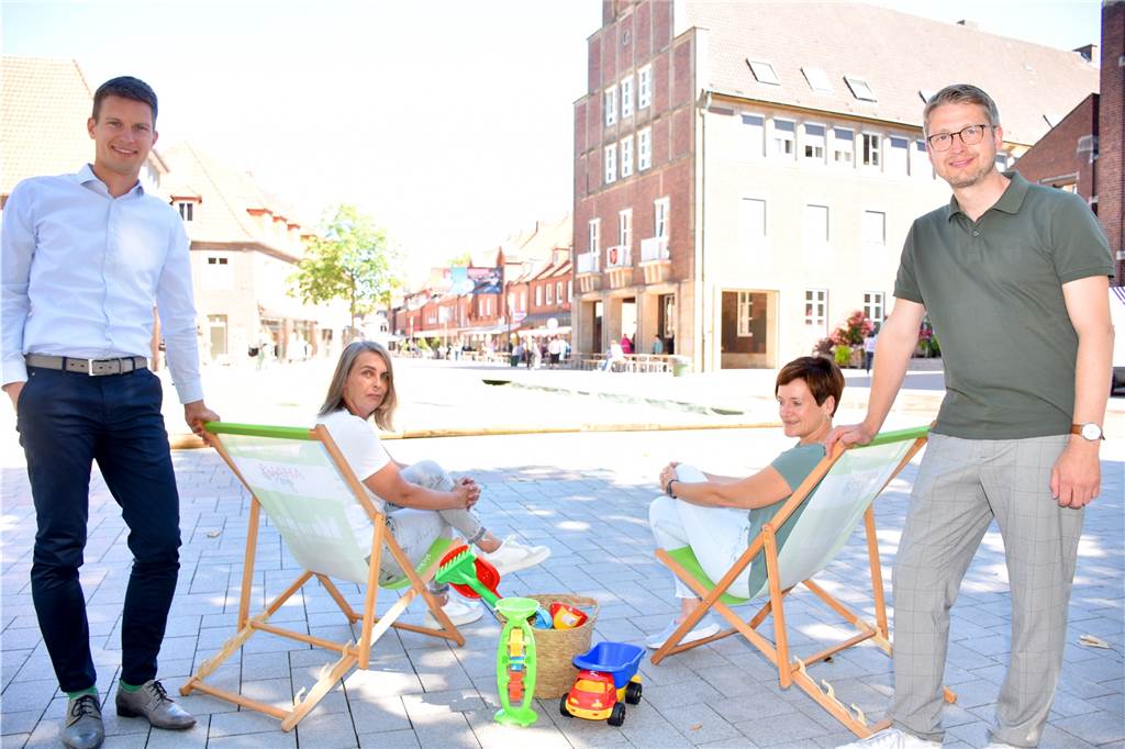 Ahaus hat jetzt einen eigenen Strand – für mindestens sechs Wochen Fabian Terfort von der Volksbank Gronau-Ahaus, Andrea Scheffer, Yvonne Höper und Benedikt Homölle von Ahaus Marketing und Touristik freuen sich auf den City-Beach, die Sandfläche mitten auf dem Rathausplatz.