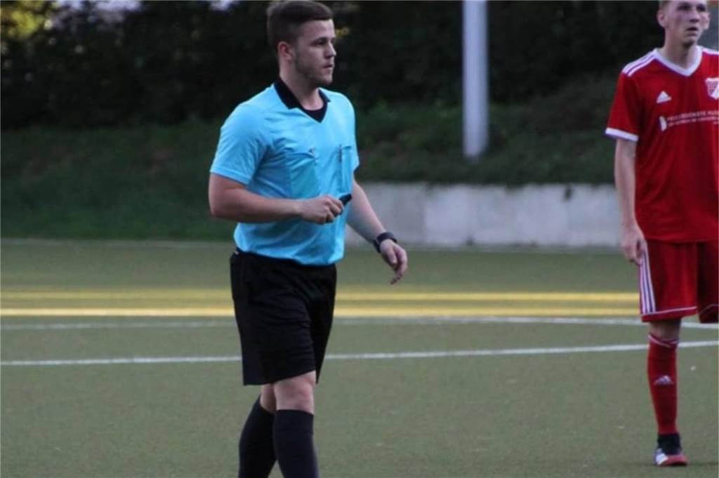 Lüner Schiedsrichter begann mit dem Pfeifen, weil er selbst der lauteste auf dem Platz war Fabian Wesenberg leitet seit 2013 Spiele für den Fußballkreis Dortmund.