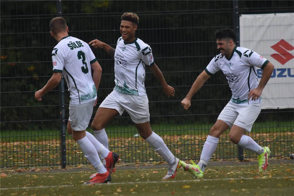 Nachspielzeit-Drama in Massen: Sölde entreißt der SG spät die Punkte - zwei Verletzte Fabien Garando (M.) traf spät zum 2:1 für Sölde.