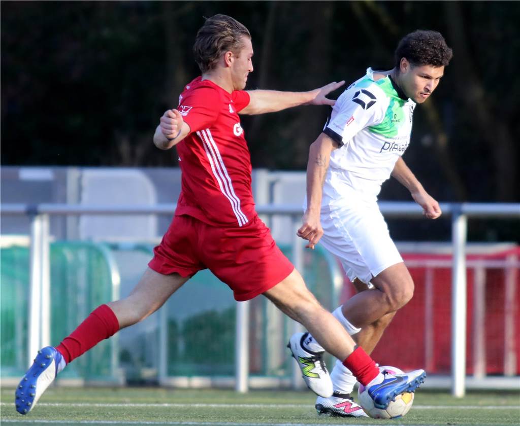 VfR Sölde droht der Doppel-Abstieg: „Der letzte Sargnagel ist noch nicht drin“ Fabien Garando dribbelt, wird dabei von einem Brackeler Spieler bedrängt.