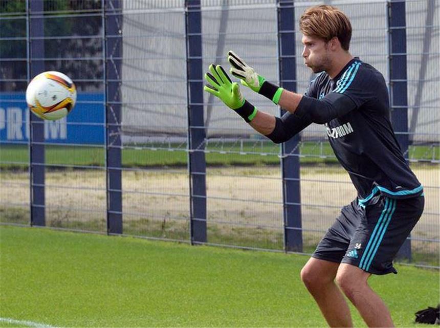 Fabian Giefer im Glück - Ende der Leidenszeit Fabien Giefer stand erstmals wieder auf dem Trainingsplatz.