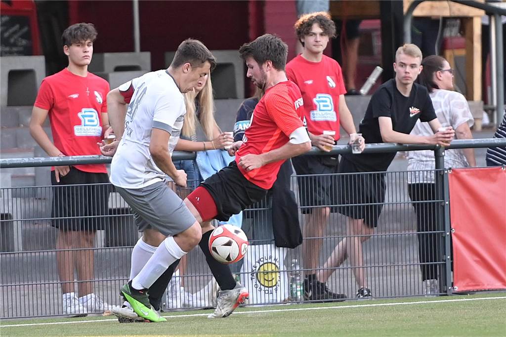 Spieler erstattet Anzeige, Verein legt Protest ein Fabio Kowalke (l.) wurde im Spiel gegen Meckinghoven IV nach Spielschluss von zwei Meckinghover Spielern angegangen.