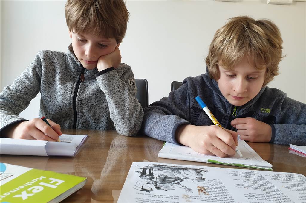 Zwischen Homeschooling und Homeoffice: Mutter (40) ist froh über Schul-Rückkehr Fabio (l.) und Carlo lernen an einigen Tagen daheim. Dann arbeitet Mutter Lena Zaccheddu auch von zuhause aus. Allerdings lassen sich Homeschooling und Homeoffice nur schwer miteinander vereinbaren.