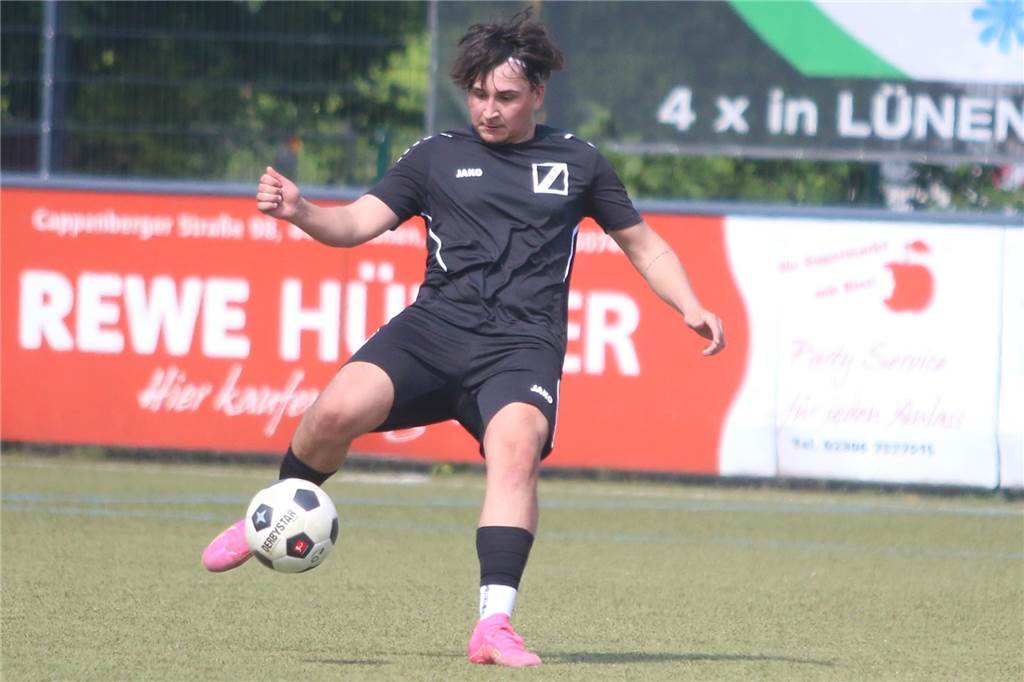 GS-Cappenberg-Allrounder erhält Sonderlob: Topleistung bahnte sich unter Woche an Fabio Walnsch passt den Ball.