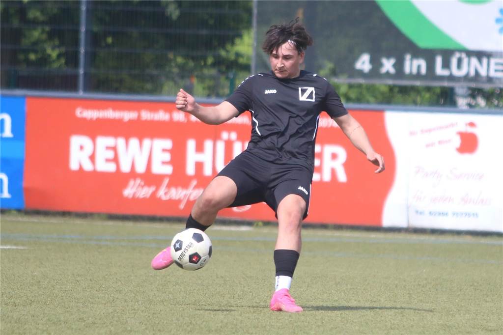 Thomas Gebhardt lobt GSC-Defensivmann Fabio Walnsch am Ball.