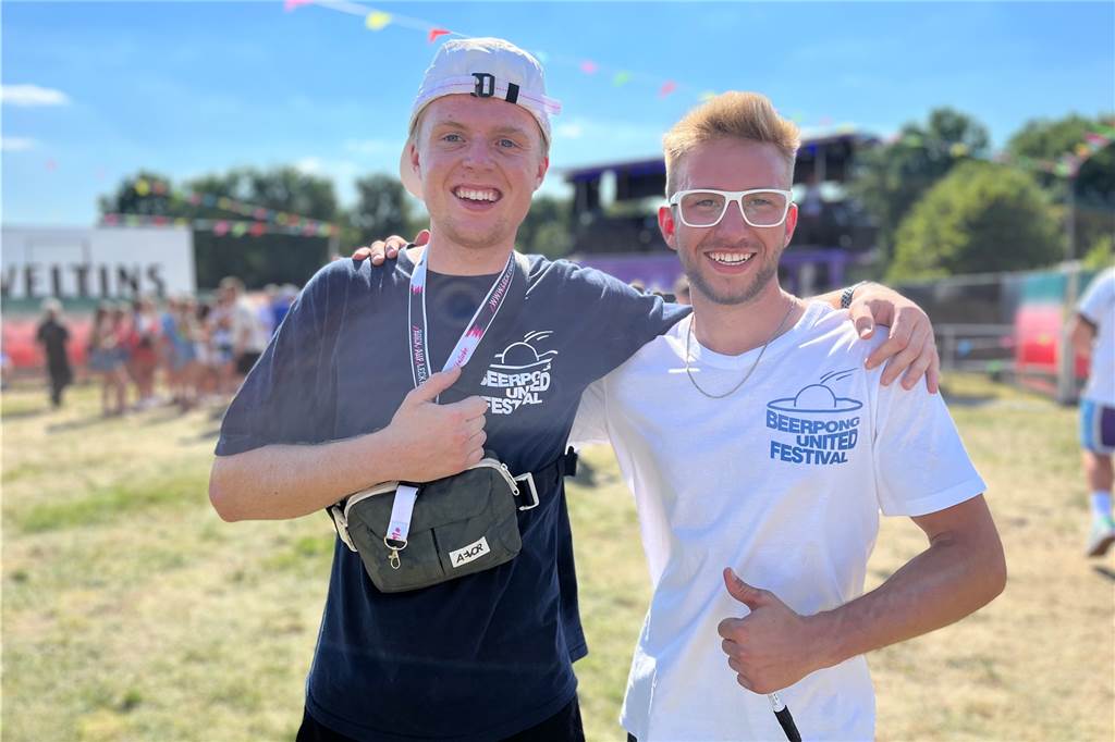 Beim ersten Beerpong-Festival steht alles im Zeichen des roten Bechers Fabio Zadrozny (l.) und Tim Schleicher haben das Beerpong-Festival ins Leben gerufen.