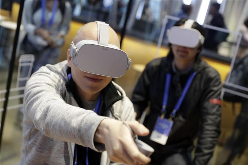 Oculus-Kauf: Richter halbiert Strafzahlung Facebook-Chef Mark Zuckerberg setzt große Hoffnungen in die virtuelle Realität, bei der Nutzer mit Hilfe von Spezialbrillen in digitale Welten eintauchen können. Foto: Marcio Jose Sanchez