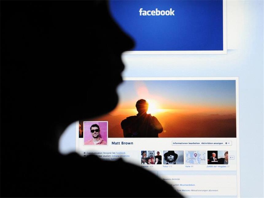 Wann eine Meinungsäußerung strafrechtlich relevant wird Facebook-Inhalte sollten niemanden verletzen. Deshalb sollten sich Nutzer gut überlegen, was sie dort veröffentlichen. Foto: Julian Stratenschulte