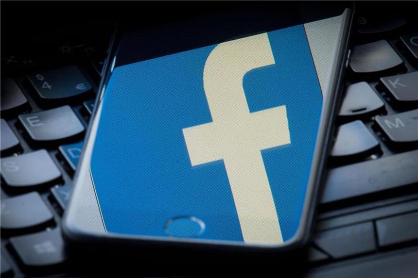 Britische Datenschutzbehörde will 500.000 Pfund von Facebook Facebook war zusammen mit der umstrittenen Datenanalysefirma Cambridge Analytica im Fokus der Ermittlungen. Foto: Dominic Lipinski
