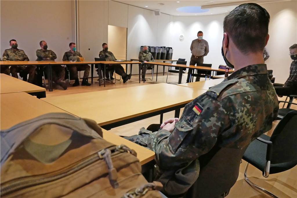 Fachbereichsleiter Josef Merfels gibt den Soldaten eine Einführung. 