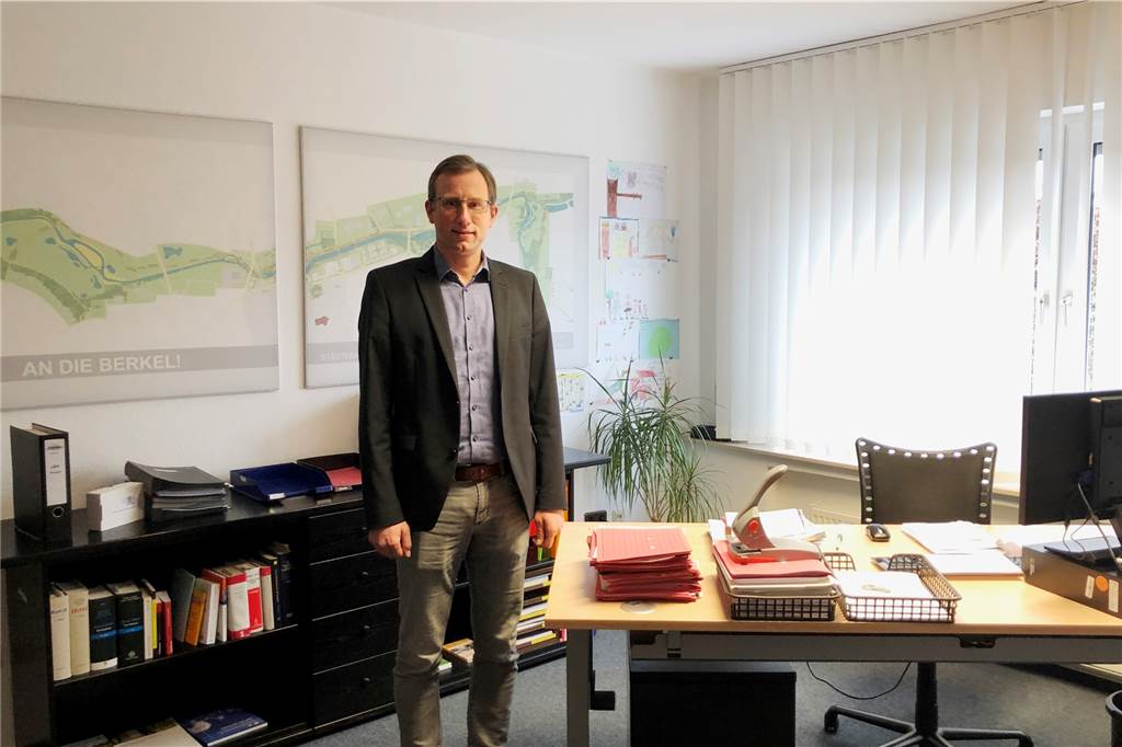 Umzug des Bauamtes eröffnet neue Perspektiven für die Dufkampstraße Fachbereichsleiter Mathias Pennekamp in seinem neuen Büro an der Mühlenstraße. Der nächste Umzug zurück in die Innenstadt könnte schon in drei oder vier Jahren anstehen.