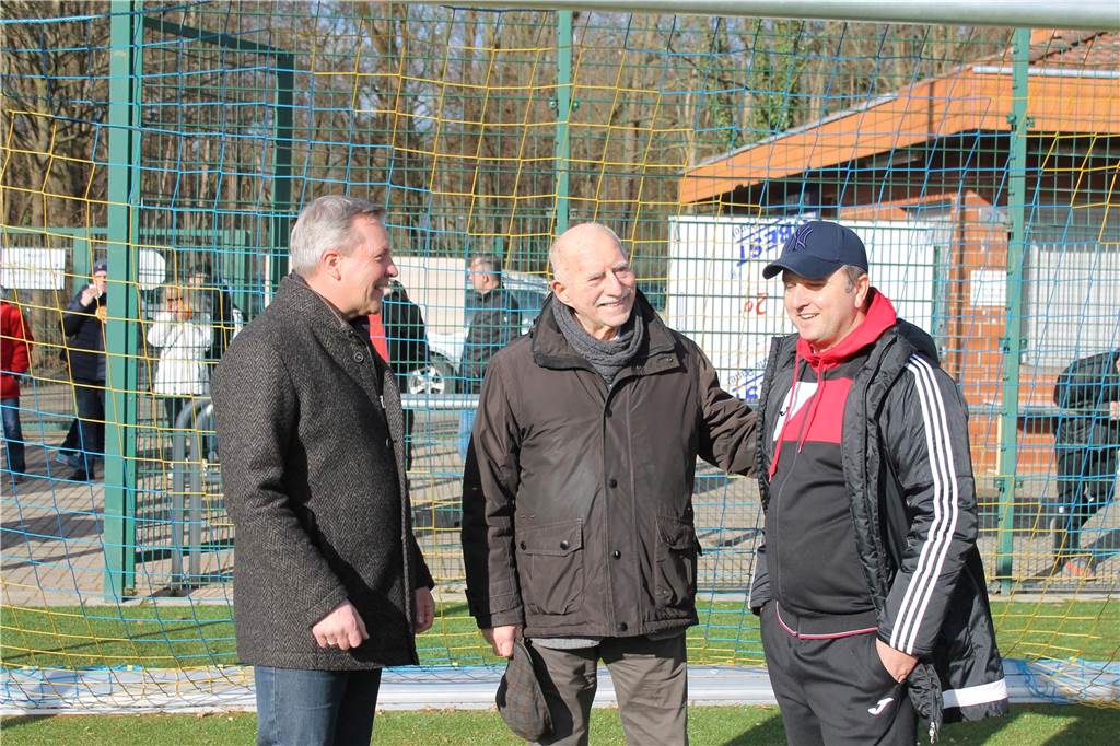 Tränen bei Reporterlegende: Werner Hansch sorgt sich um die Opfer Lünens Bürgermeister Jürgen Kleine-Frauns, Werner Hansch und Sascha Kusserow stehen auf dem Fußballplatz der SG Gahmen und unterhalten sich.