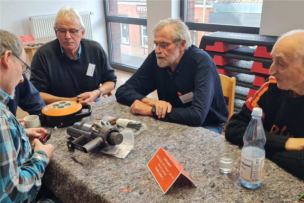 Tüftler im Repaircafé retten Kuckucksuhren und Staubsauger Tüftler bei der Reparatur
