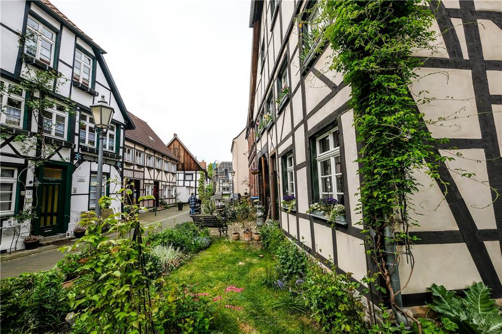 Grundsteuer ab 2025: So viel wird für verschiedene Haustypen fällig Ein Blick in eine Gasse des Alten Dorfes Westerholt mit zahlreichen Fachwerkhäusern.