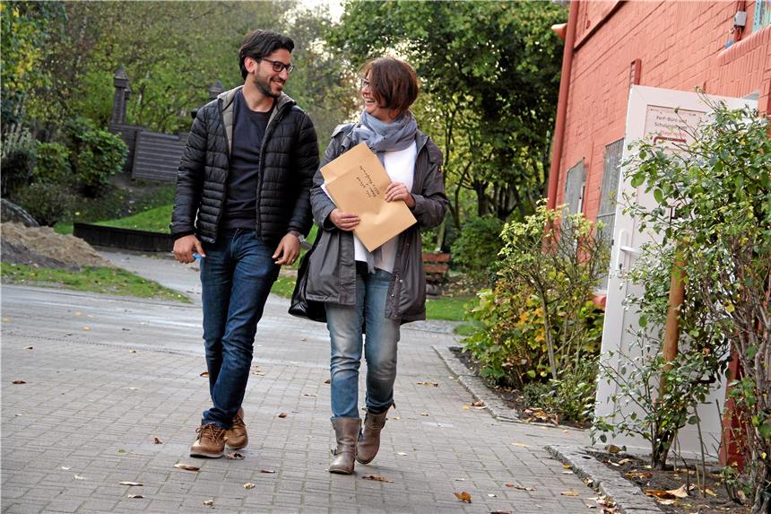 Glückliche syrische Fachkraft aus Castrop-Rauxel Fadi Almesh und Susanne Gregor-Bähr, seine Sprachlehrerin vom Kolping-Bildungswerk in der Agora: Sie bildeten zusammen ein erfolgreiches Tandem.
