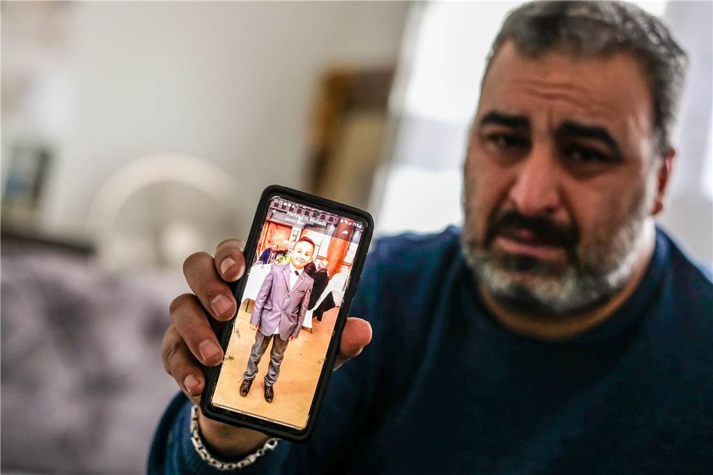 Nach dem Zugunglück: Vater berichtet über Reha-Beginn seines Sohns Amir Fadi El-Jaddouh, Vater des bei einem Zugunglück in Recklinghausen schwer verletzten Neunjährigen, hält ein Smartphone in die Kamera, auf dessen Display ein Foto seines Sohnes zu sehen ist.