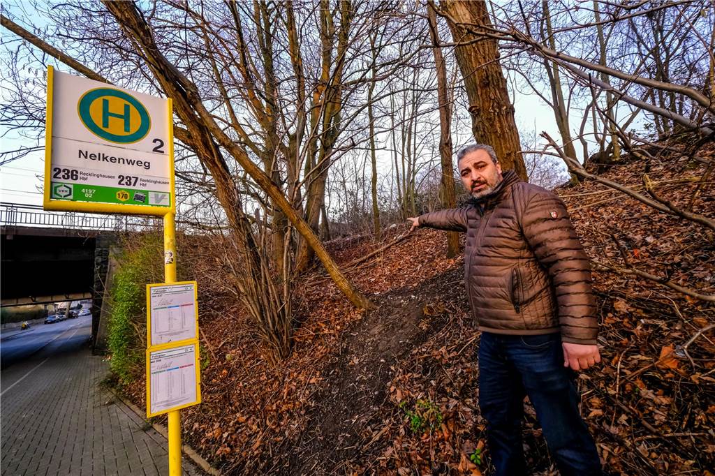Vater des verletzten Amir: „Mir ist der Himmel auf den Kopf gefallen“ Fadi El-Jaddouh zeigt in der Nähe eines Bahngeländes in Recklinghausen auf einen Trampelpfad, der zu den Gleisen führt.