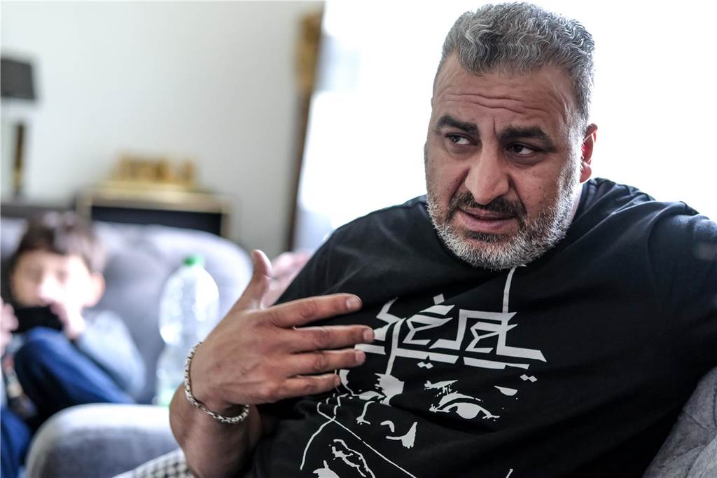 Nach Zugunglück im Februar: Amir (9) ist endlich wieder zu Hause Fadi El-Jaddouh sitzt während des Interviews auf dem Sofa in seinem Wohnzimmer in Recklinghausen-Hillerheide