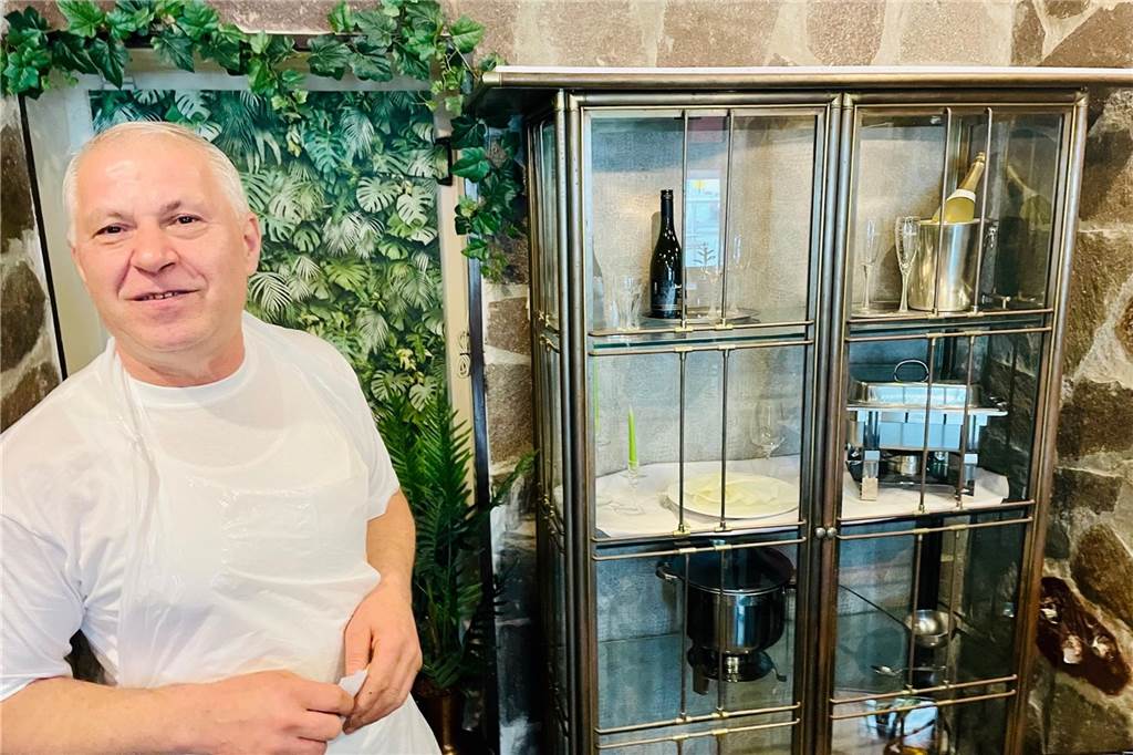 Schlemmertreff: Fadil Ahmetaj eröffnet neuen Imbiss in Höchsten Fadil Ahmetaj