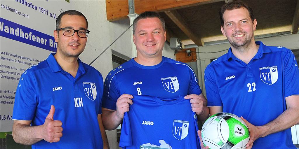 VfL Schwerte: Fadil Salkanovic bricht neue Ära an und nennt ein Ziel für die neue Saison Fadil Salkanovic (M.) ist neuer Trainer des VfL Schwerte.
