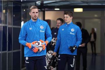 Fährmann am Ball, Nübel in Lauerstellung: An dieser Hierarchie hat sich laut Ralf Fährmann nichts geändert.