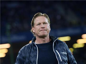Fährt trotz dreier Pleiten in Folge optimistisch nach Leverkusen: HSV-Trainer Markus Gisdol. Foto: Christian Charisius
