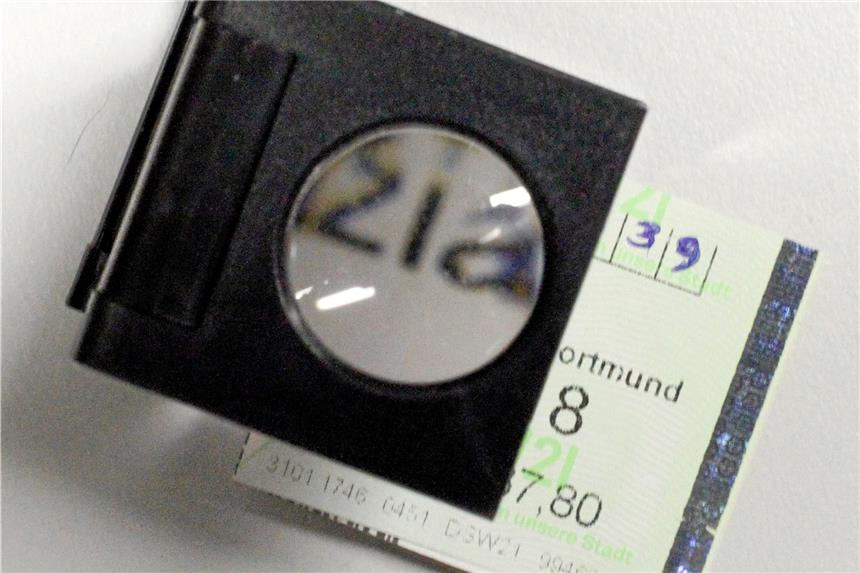 Mehr Kontrollen im Dortmunder Nahverkehr Fälscher produzieren Fahrausweise oder manipulieren die Originale – die Kontrolleure müssen deshalb genau hinsehen und nutzen für einfache Überprüfungen auch Lupen.