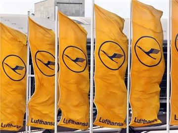 Fahnen der Fluggesellschaft Lufthansa wehen am Flughafen Leipzig/Halle.