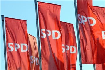 Fahnen der SPD. Foto: Patrick Seeger/Archiv