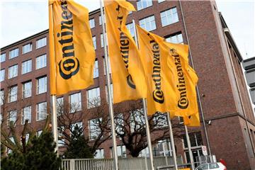 Fahnen mit dem Continental-Logo wehen vor der Hauptverwaltung des Unternehmens in Hannover. Foto: Holger Hollemann