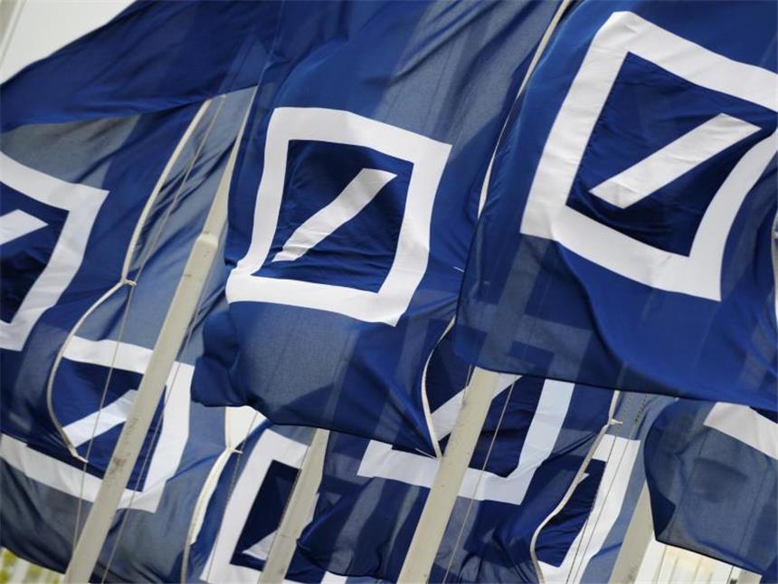 Deutsche Bank vor Milliardenzahlung wegen Zinsmanipulation Fahnen mit dem Logo der Deutschen Bank. Foto: Arne Dedert/Illustration