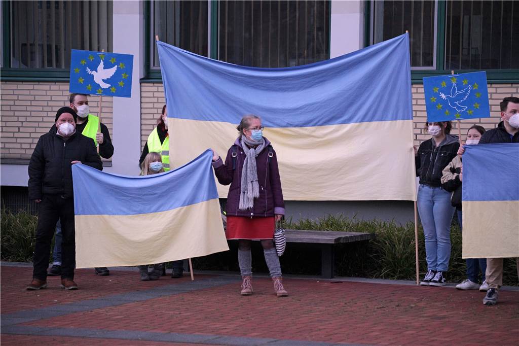 Fahnen oder Schilder in den Nationalfarben der Ukraine hielten viele Teilnehmer der Mahnwache in den Händen.