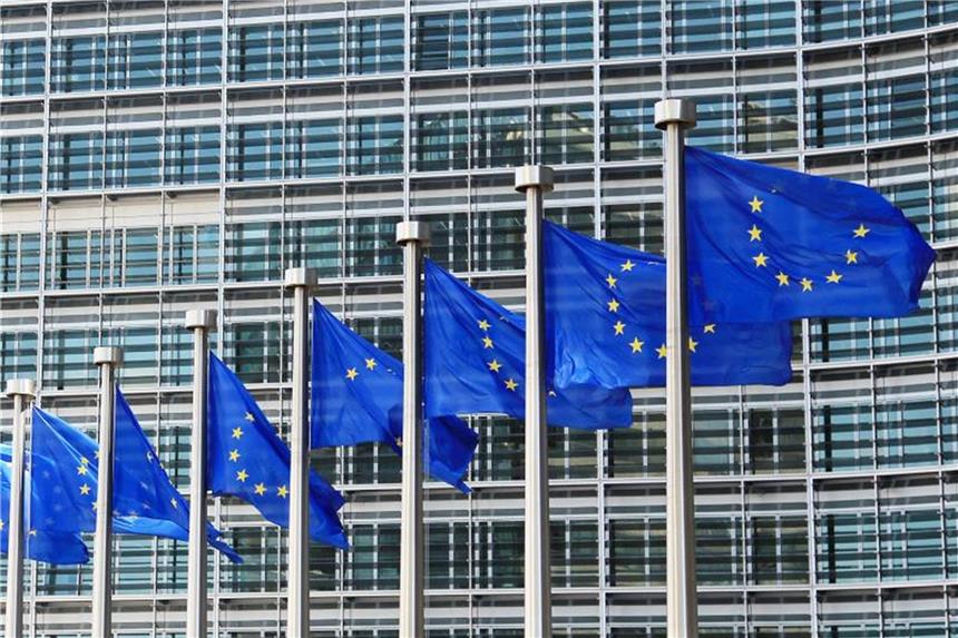 Brüssel will 30 Milliarden aus EU-Budget gegen Finanzkrisen Fahnen vor dem EU-Hauptquartier in Brüssel. Foto: Olivier Hoslet