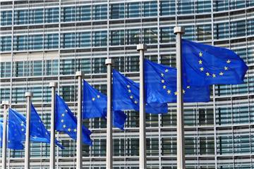 Fahnen vor dem EU-Hauptquartier in Brüssel. Foto: Olivier Hoslet