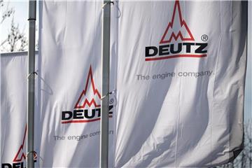 Fahnen wehen vor dem Eingang des Motorenwerkes der Deutz AG. Foto: Henning Kaiser/Archiv