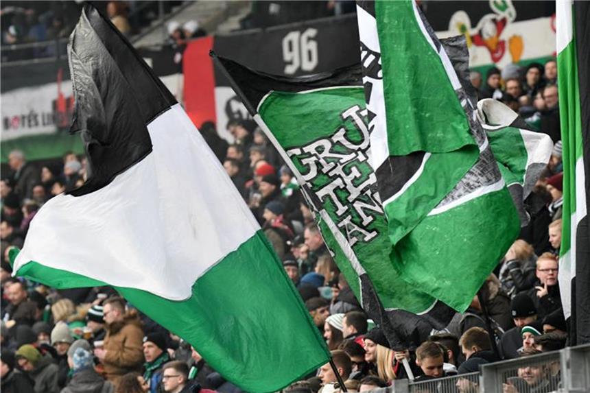 DFL & DFB: Gleiche Fan-Regeln in allen Stadien geplant Fahnenmeer im Fanblock der Anhänger von Hannover 96. Foto: Peter Steffen